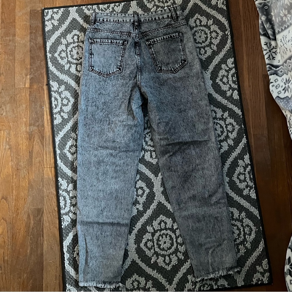 High Waist Ripped Raw Hem Cropped Jeans - Picture 8 of 12
